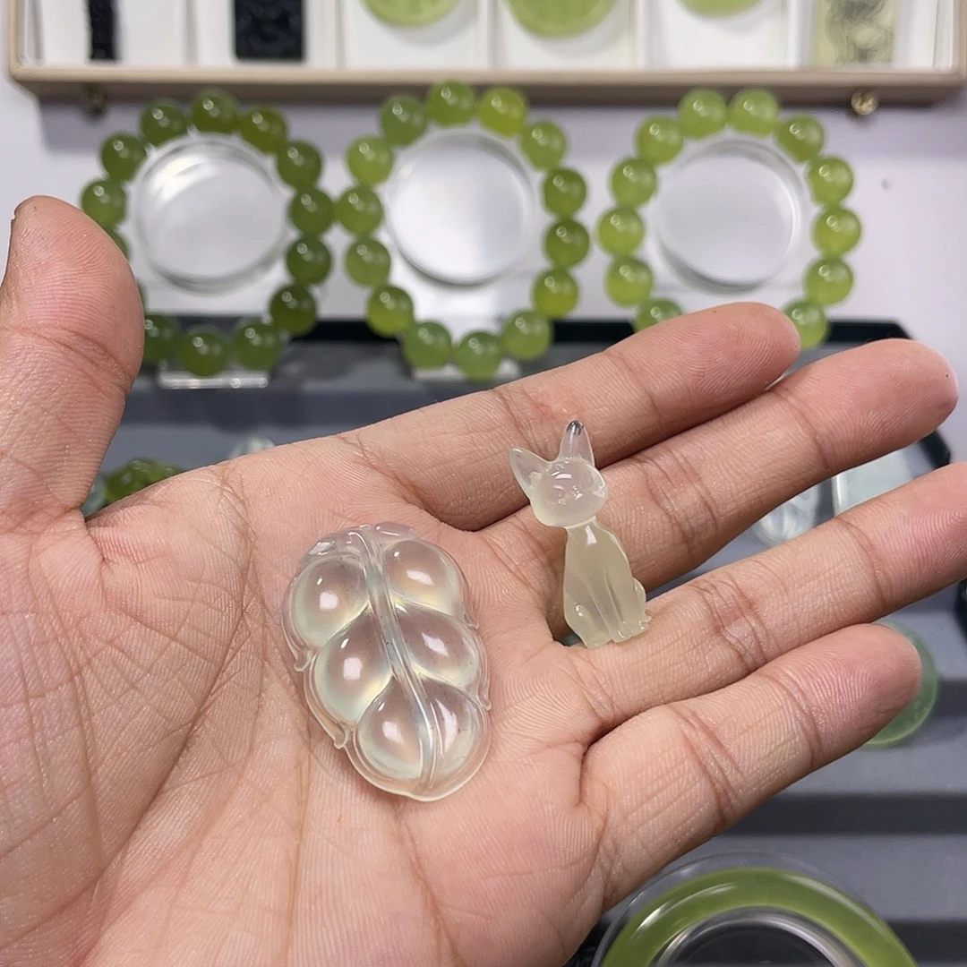 水***咩蛇纹石玉未镶嵌颈饰