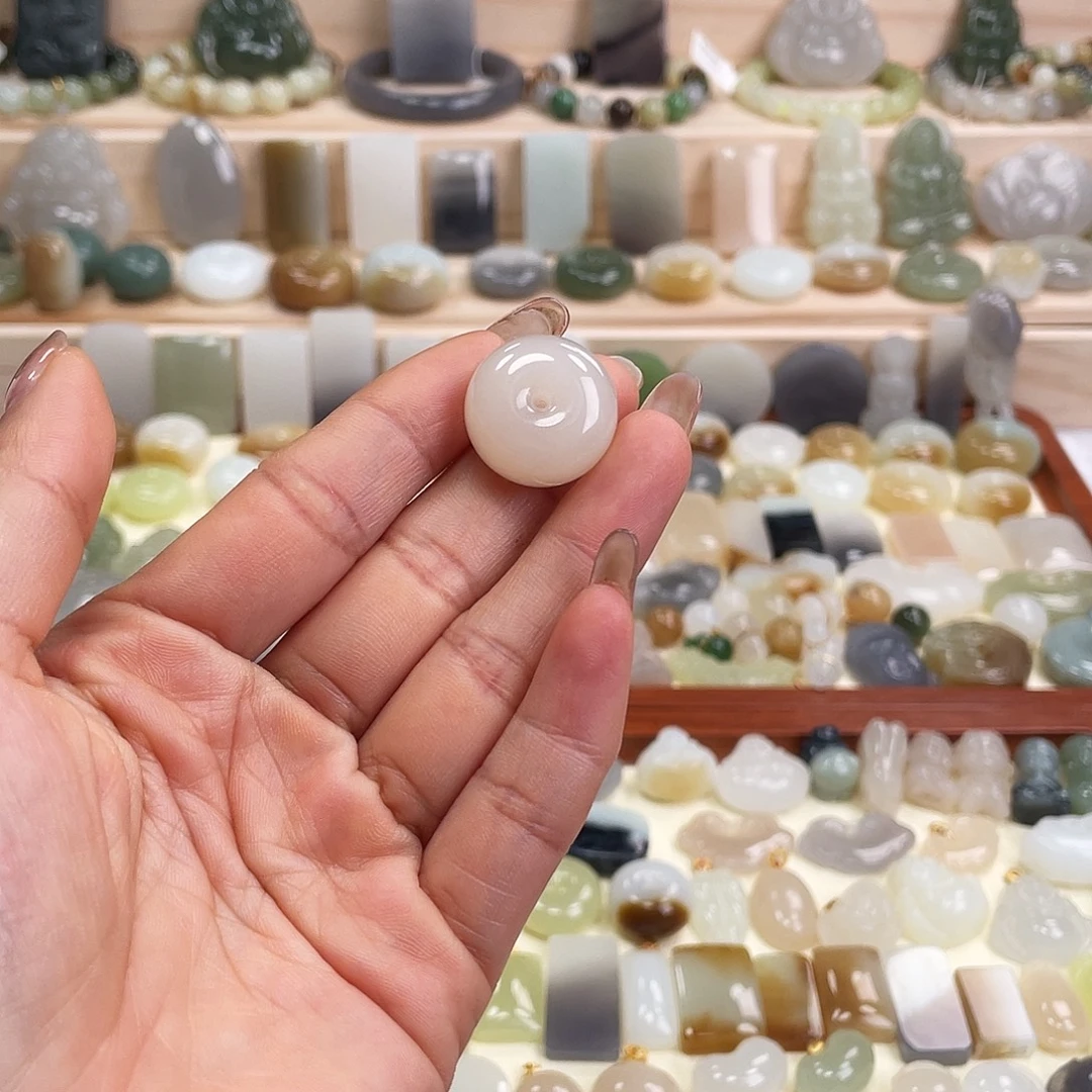 和田玉未镶嵌吊坠(赠链)