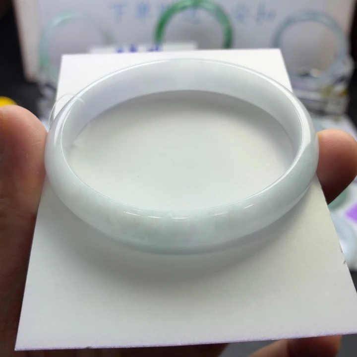 翡翠手镯未镶嵌翡翠手镯