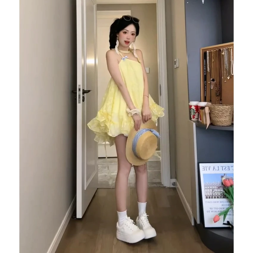 海边度假风黄色斜肩吊带连衣裙女夏日新款收腰显瘦不规则蓬蓬裙子