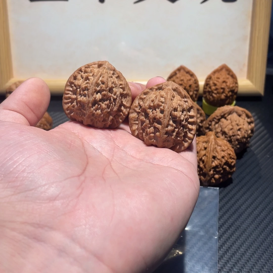 咖***豆文玩核桃吊坠白狮子三角全品