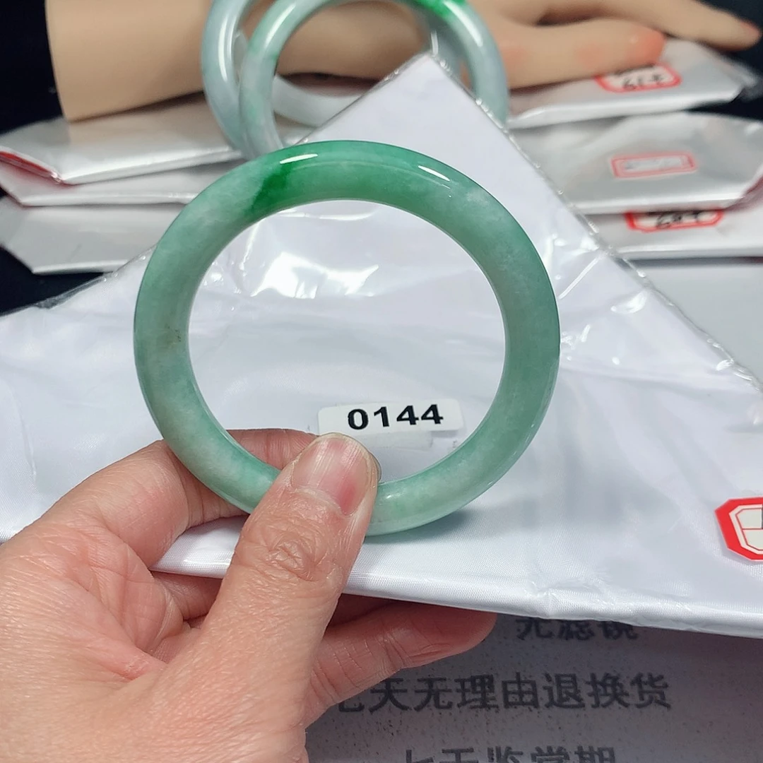 翡翠手镯未镶嵌天然缅甸A货翡翠手镯