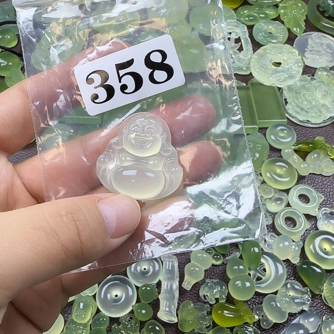 甲***…蛇纹石玉合金颈饰