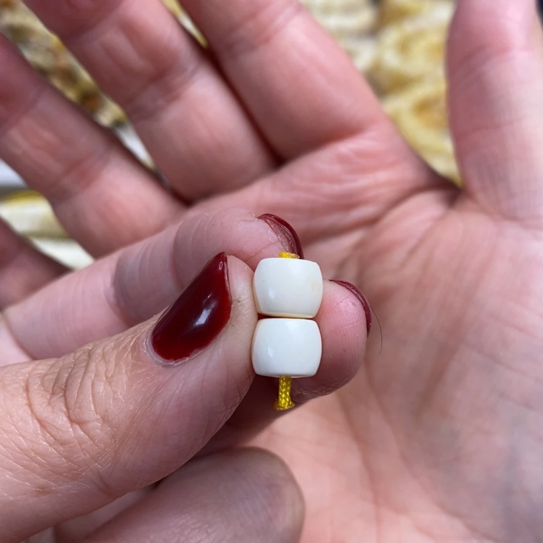 琥珀裸石未镶嵌漆瓷白直切对珠7.6