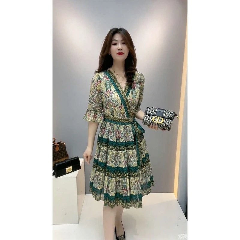 气质减龄碎花连衣裙女23夏季新款复古时尚百搭显瘦洋气设计感V领