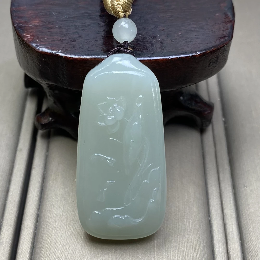 天然和田玉新疆且末青白荷花牌子吊坠挂件油润一物一证