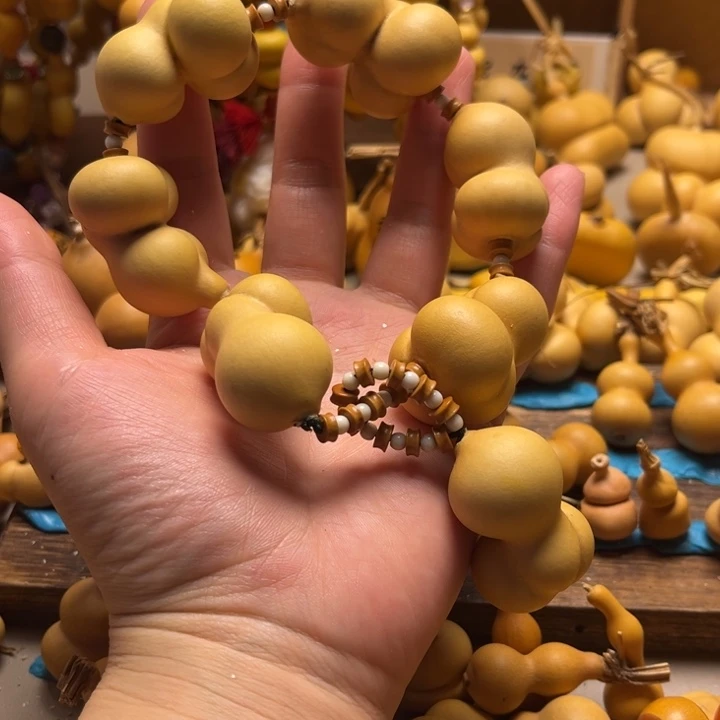 金蟾手持葫芦葫芦