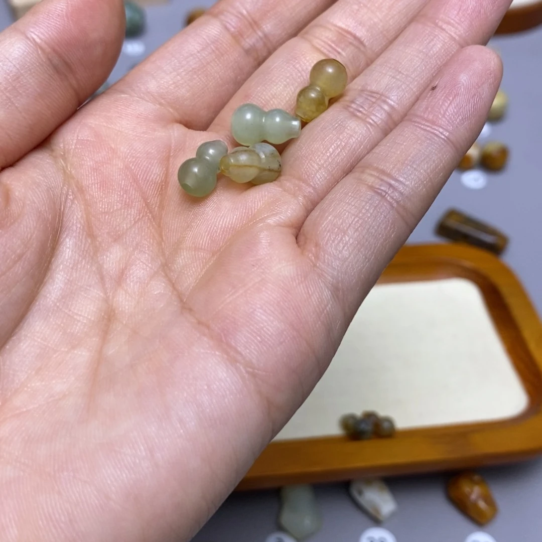 蛇纹石玉配饰合金草***子