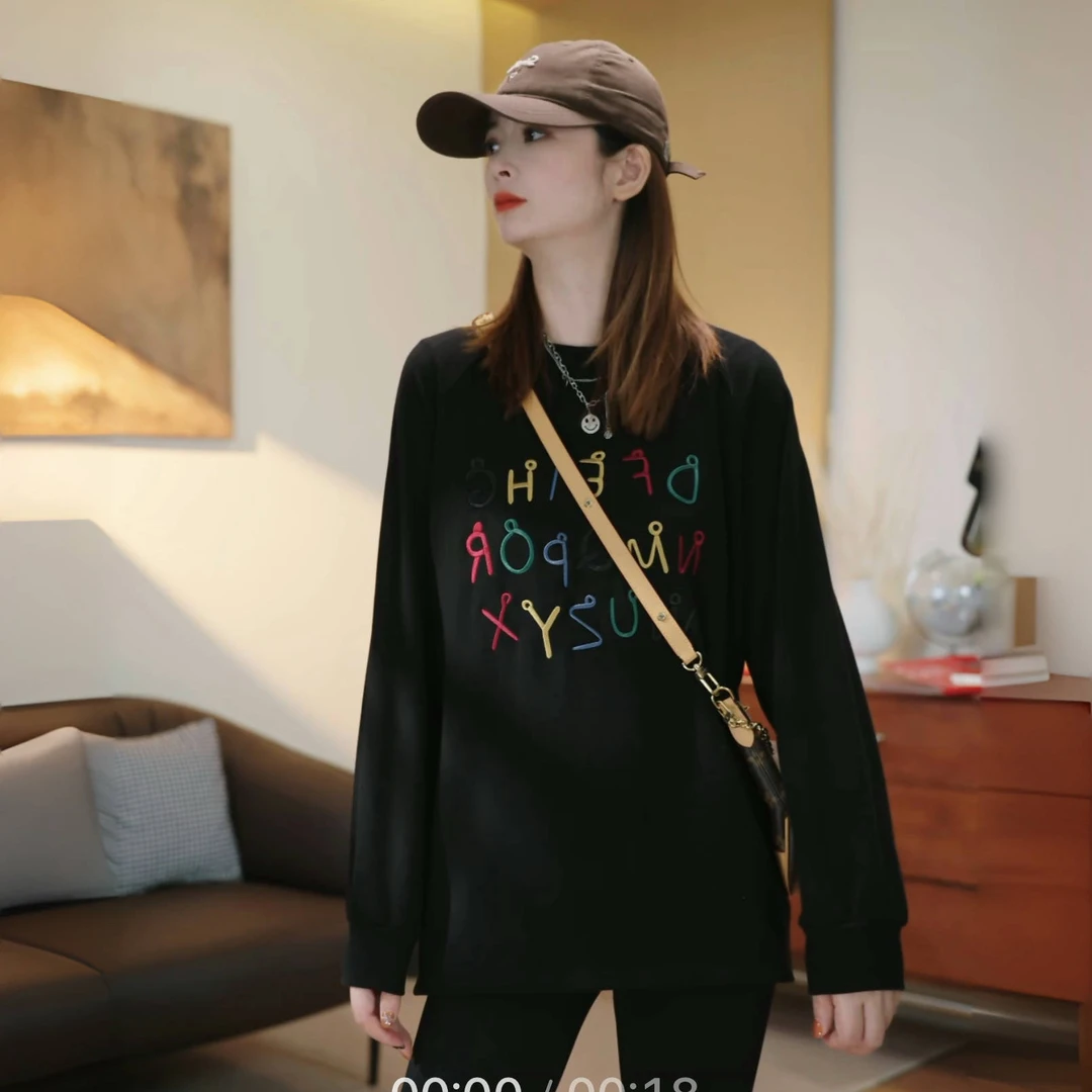 【字母派对】2025秋冬新款时尚宽松圆领绣花休闲微胖女百搭长袖T