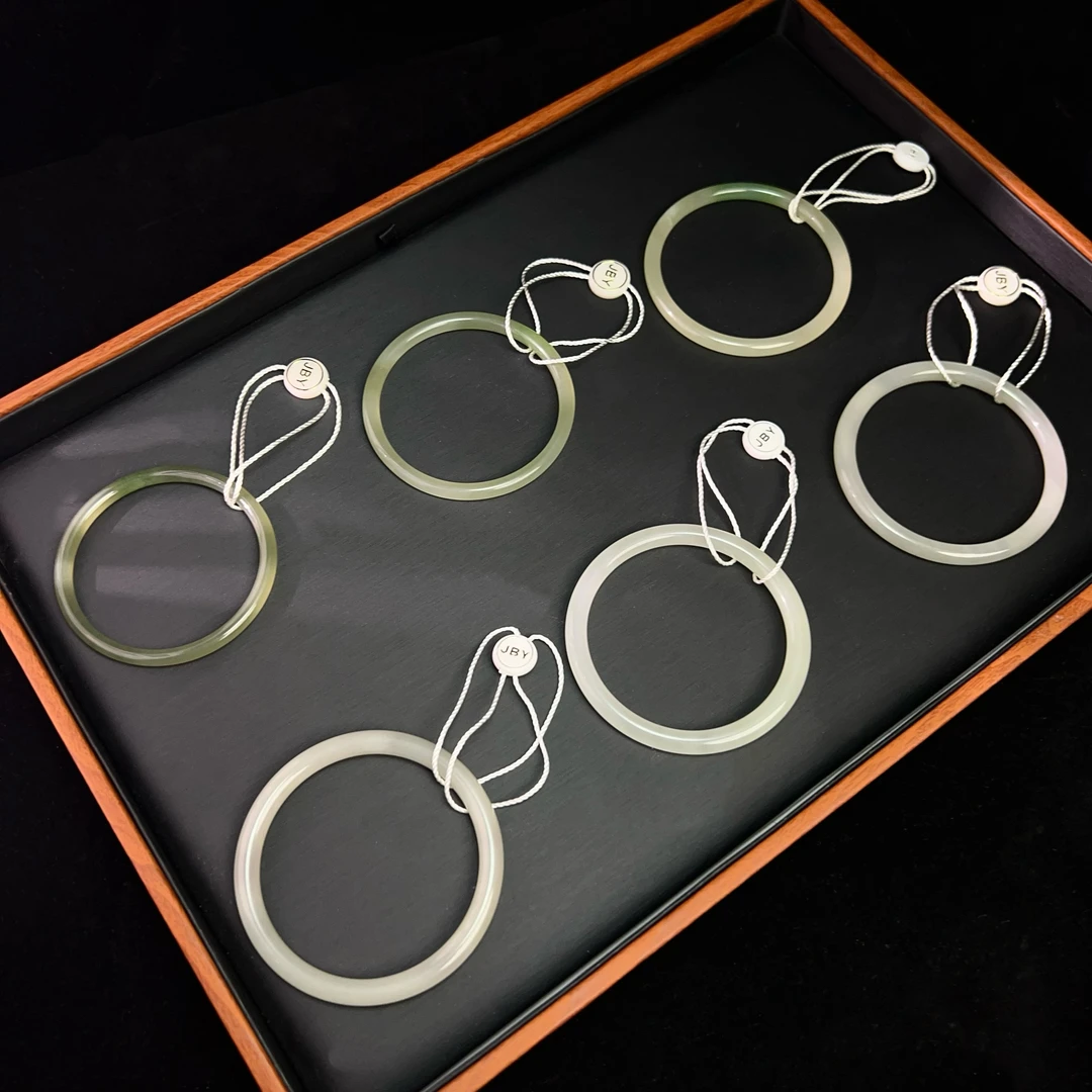 天然和田玉叮当细条手镯(多样性发货)