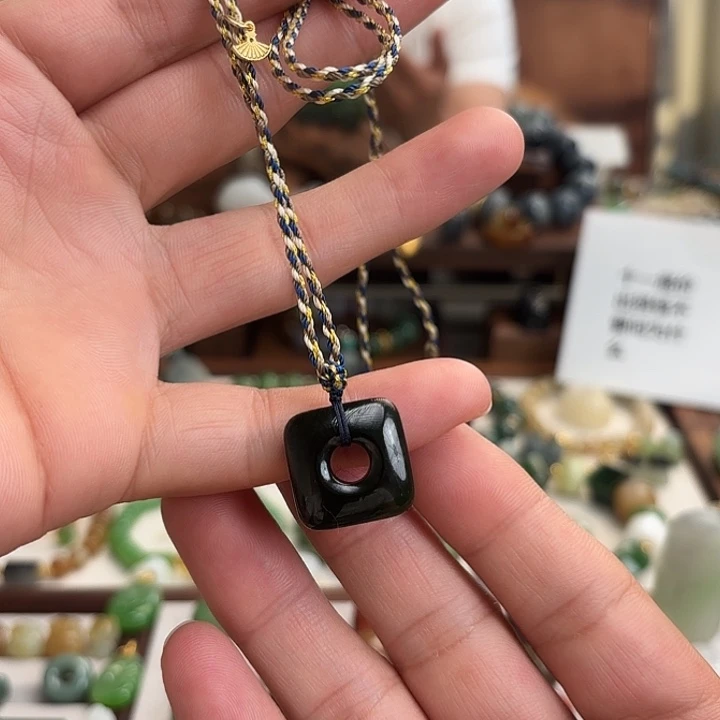 和田玉（碧玉）未镶嵌颈饰红皮老料