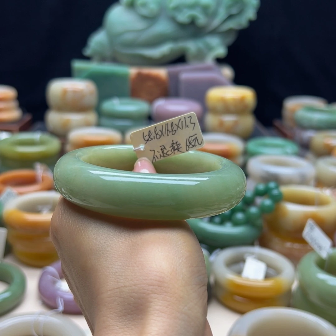 日***出石英岩玉手镯未镶嵌