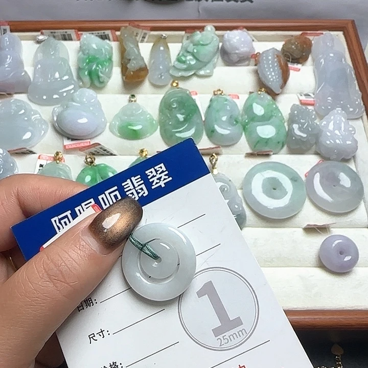 翡翠未镶嵌颈饰平安扣