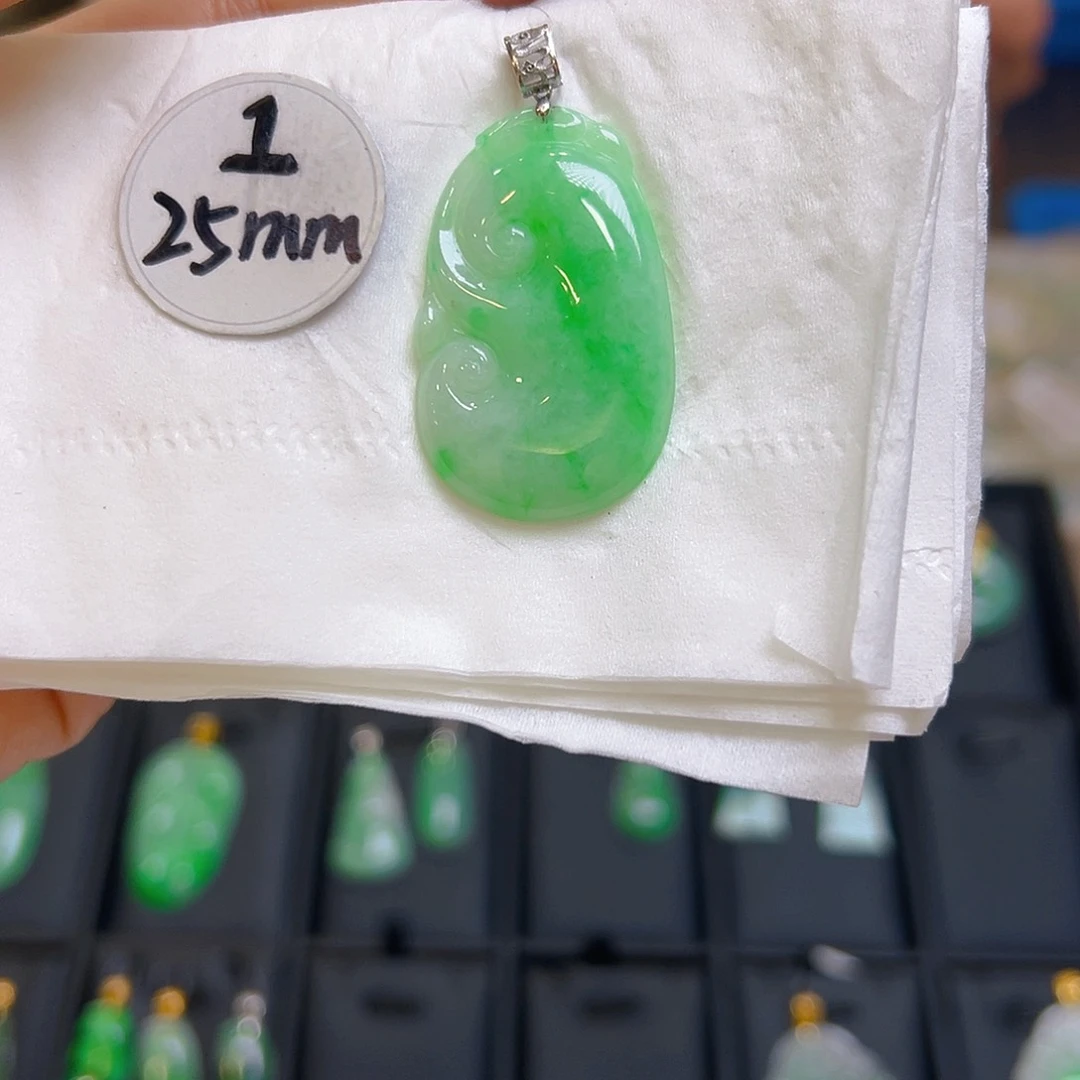 翡翠颈饰18K金镶嵌翡翠