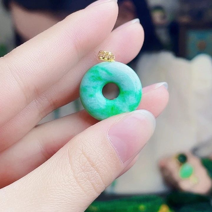 翡翠18K金镶嵌颈饰多样性