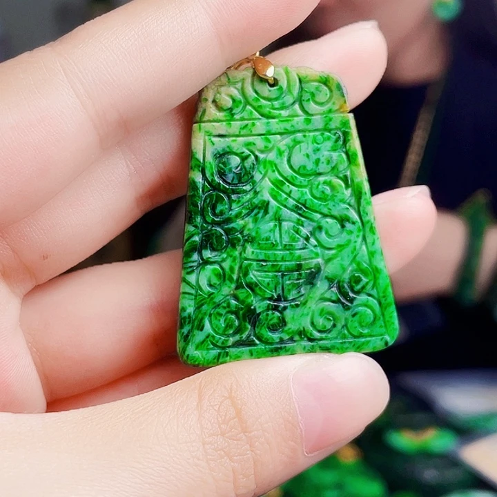 翡翠未镶嵌颈饰多样性
