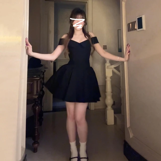 黑色一字肩连衣裙子女夏季2025新款法式纯欲气质收腰抹胸蓬蓬短裙