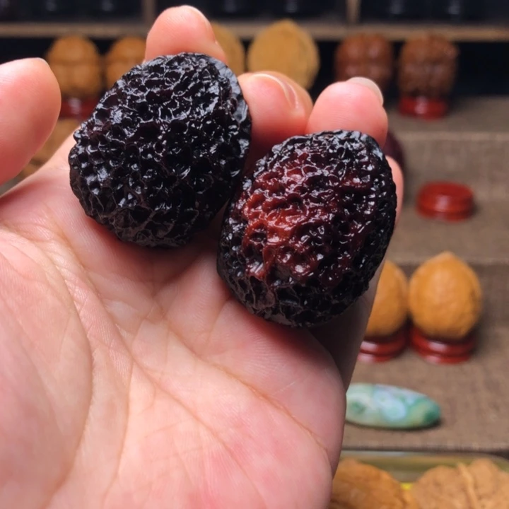 暮***白把件橄榄核100龙鳞绣球