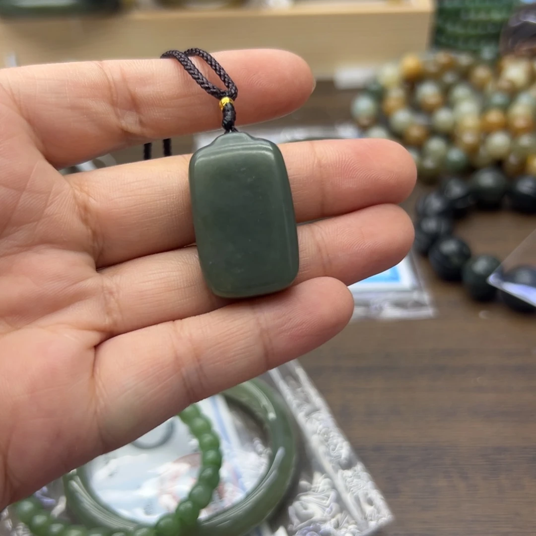 和田玉未镶嵌颈饰且末蓝无事牌