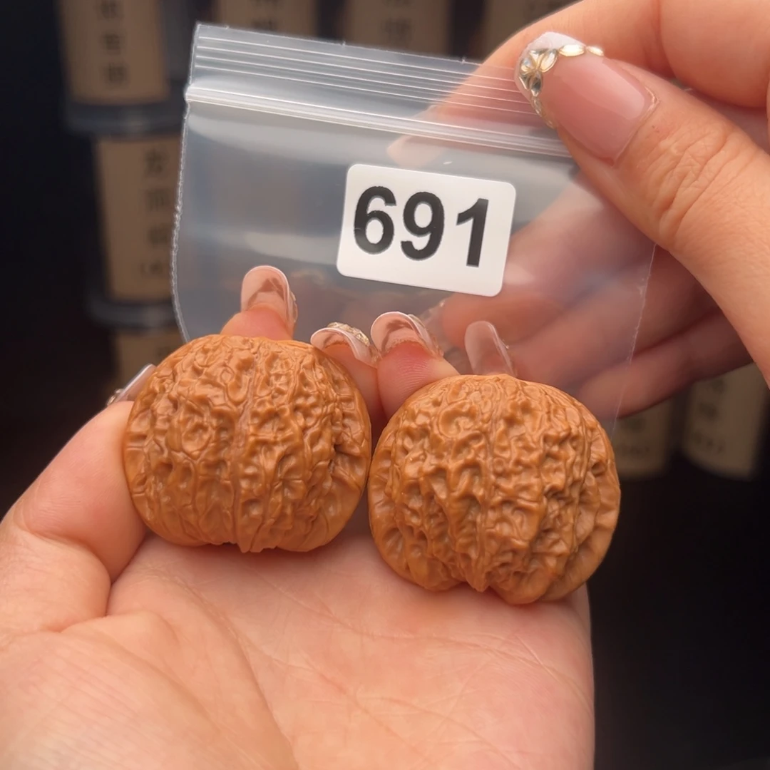 文玩核桃吊坠血麒麟40