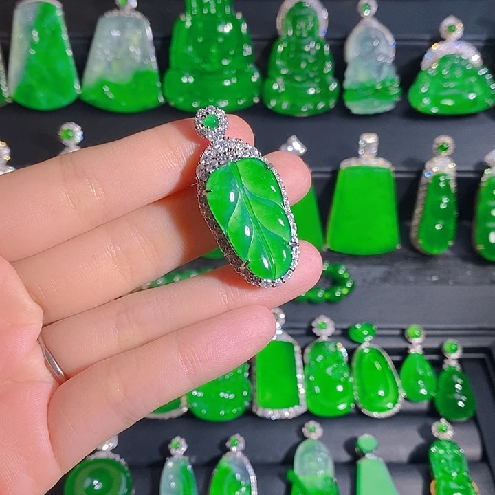 翡翠未镶嵌颈饰是