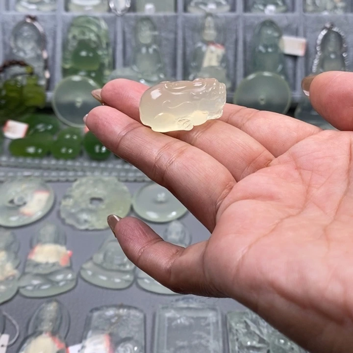 蛇纹石玉颈饰未镶嵌