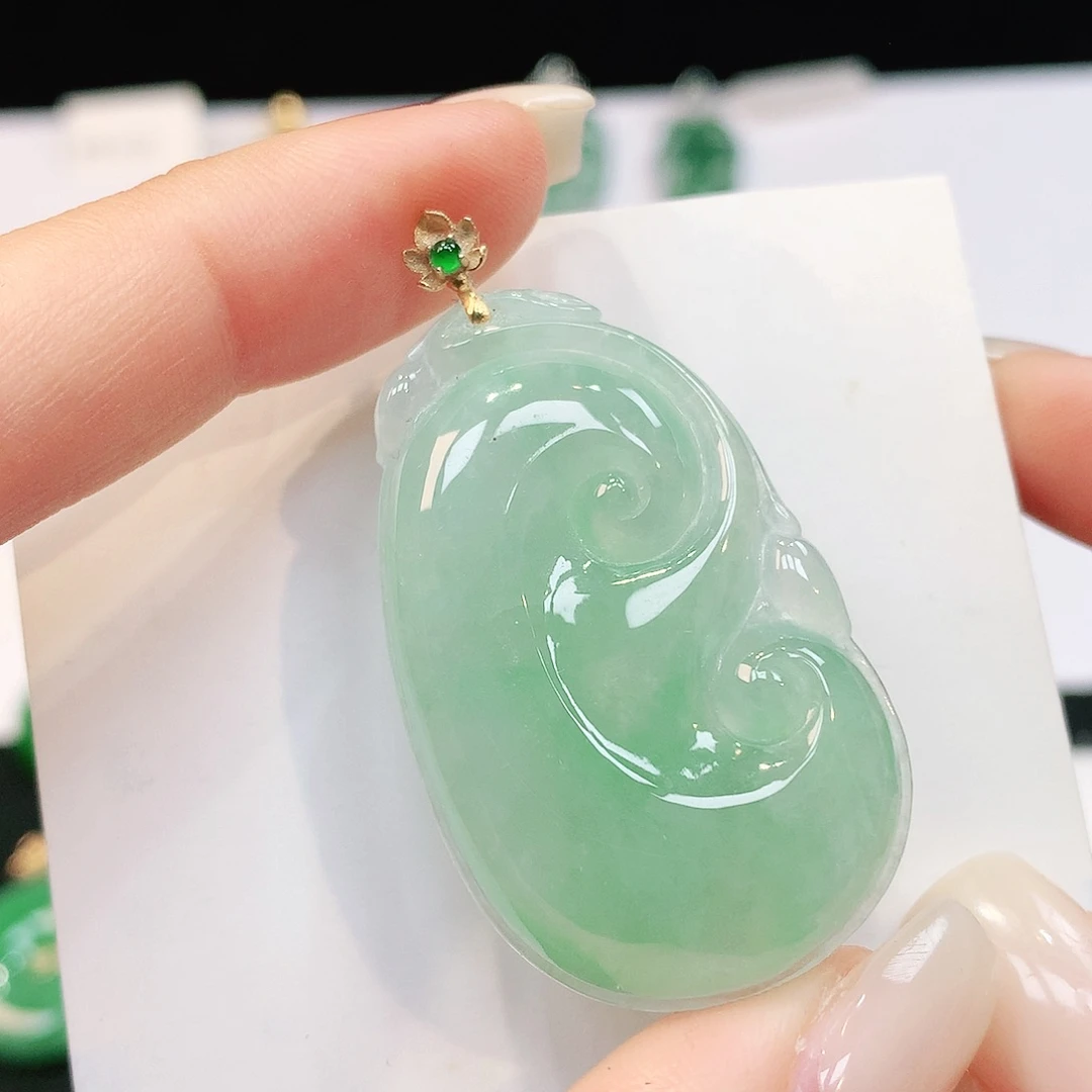 翡翠18K金镶嵌颈饰