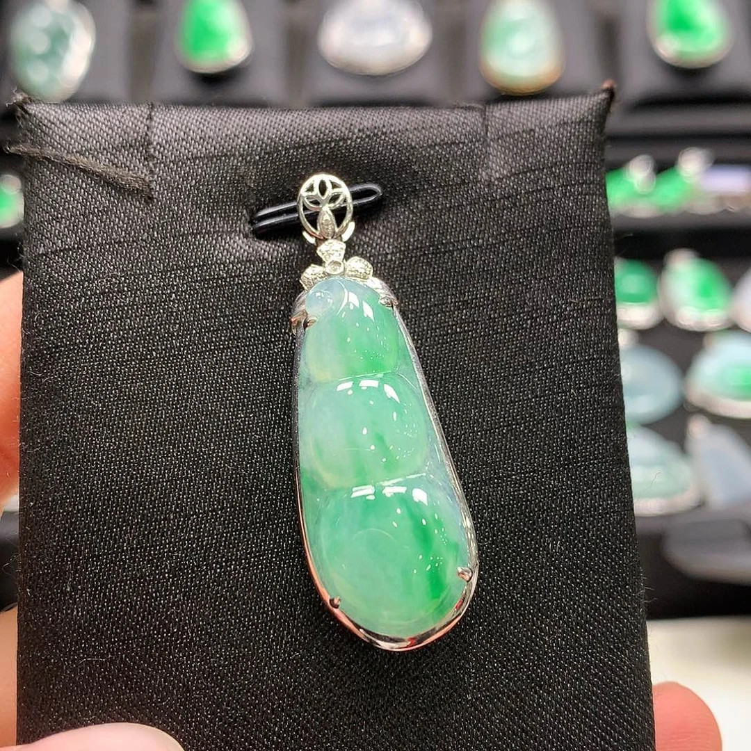 翡翠18K金镶嵌颈饰福豆