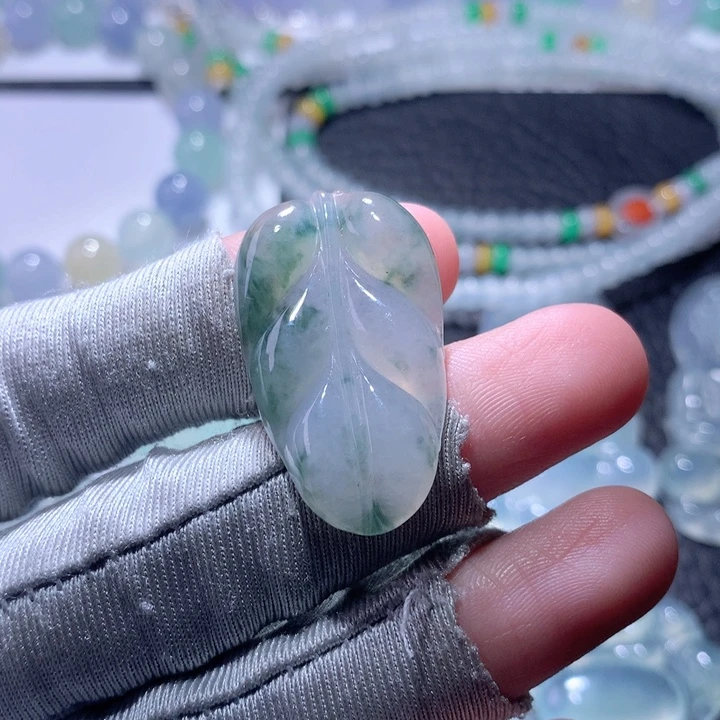 翡翠未镶嵌颈饰叶子