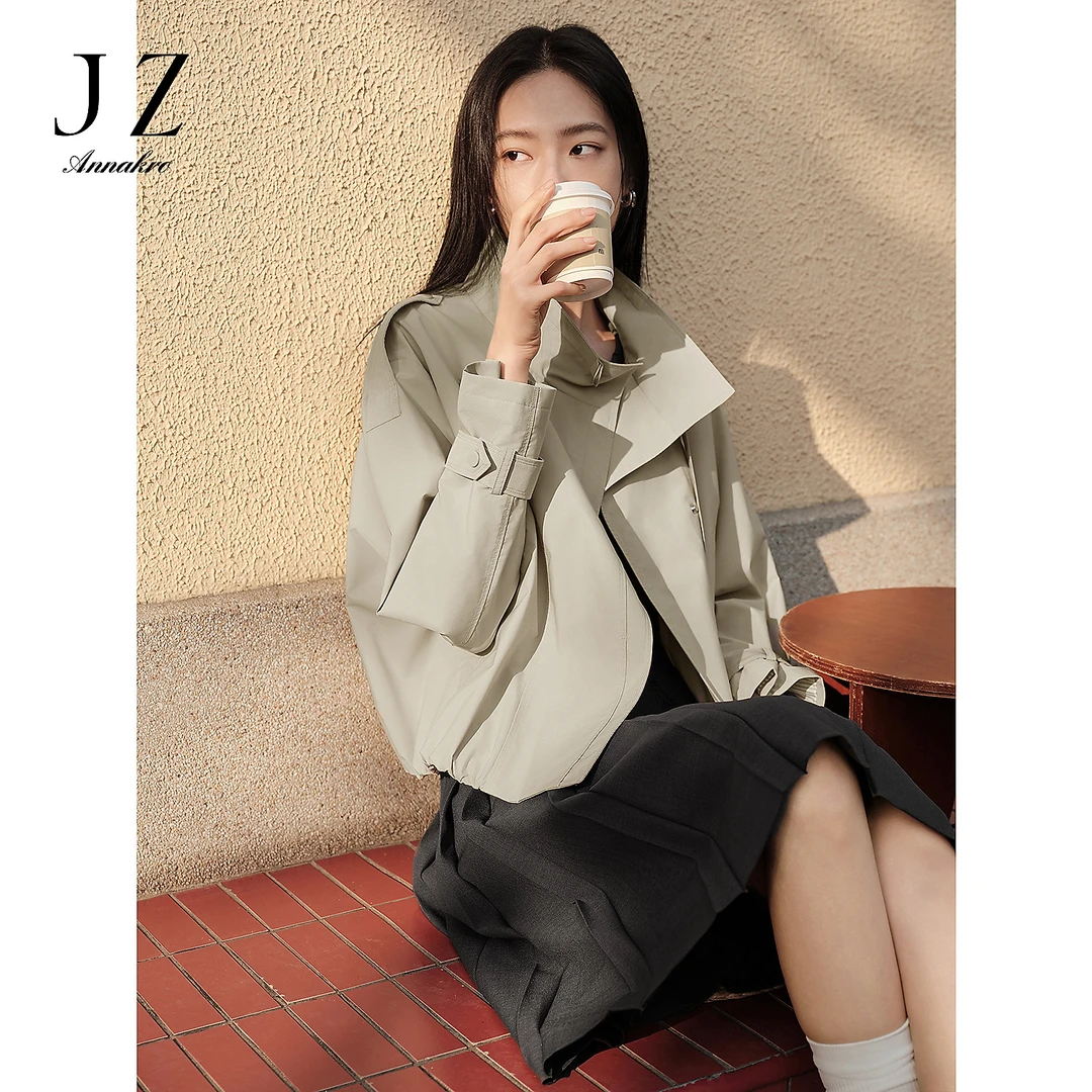 玖姿安娜蔻KWFC413169休闲气质通勤翻领短款风衣宽松夹克女2025春