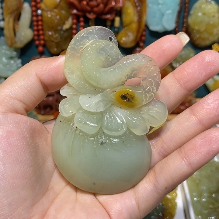 蛇纹石玉未镶嵌颈饰