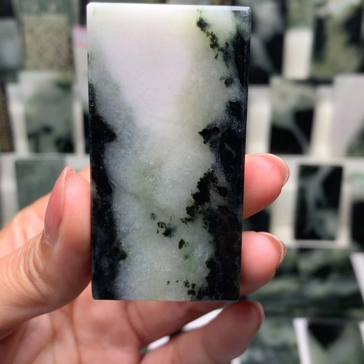 独山玉颈饰未镶嵌