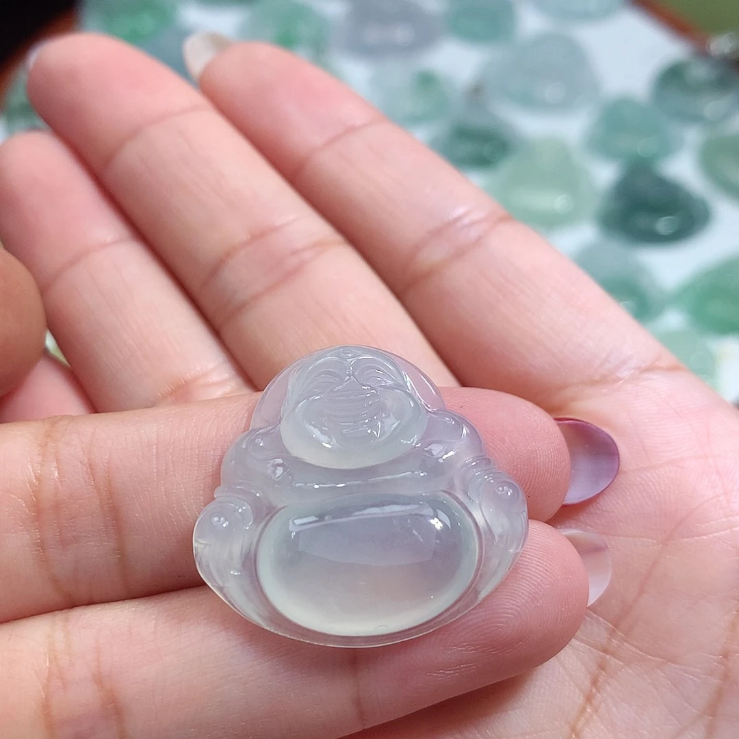 譚***。翡翠未镶嵌颈饰佛公
