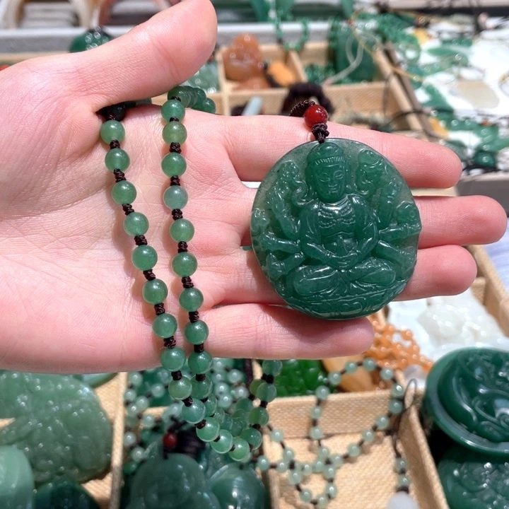 石英质玉未镶嵌颈饰