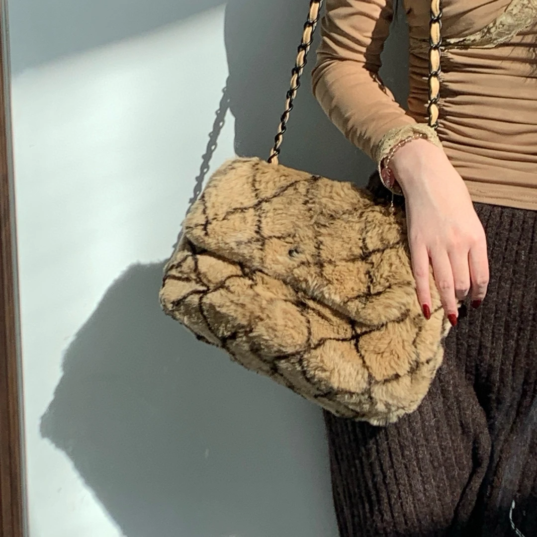95新 Chanel/香奈儿 chanel棕色毛茸茸cf斜挎包