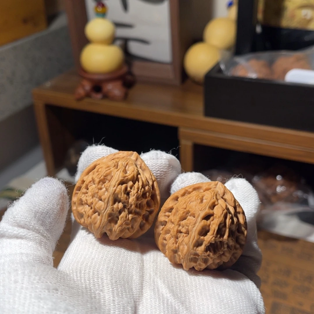 文玩核桃把件35 三角白有磕碰，不退不换