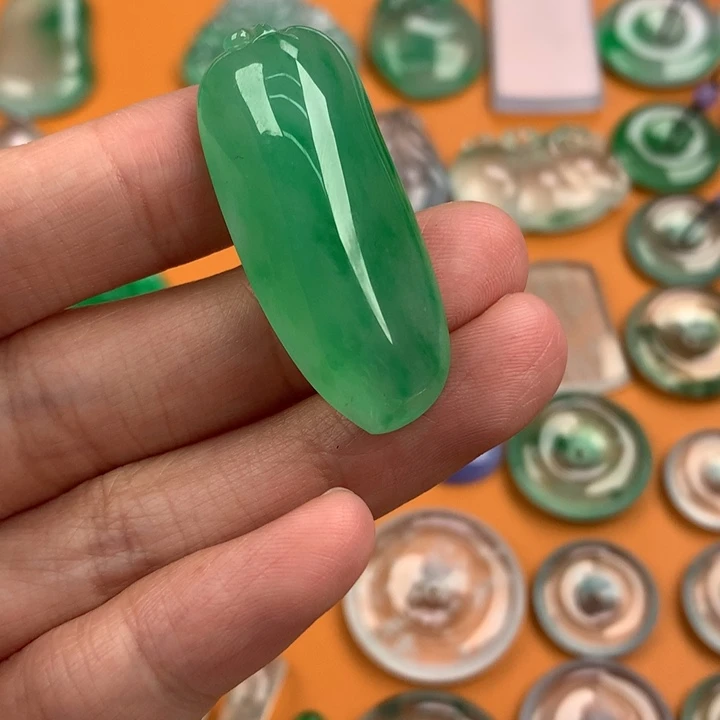 翡翠挂件未镶嵌….