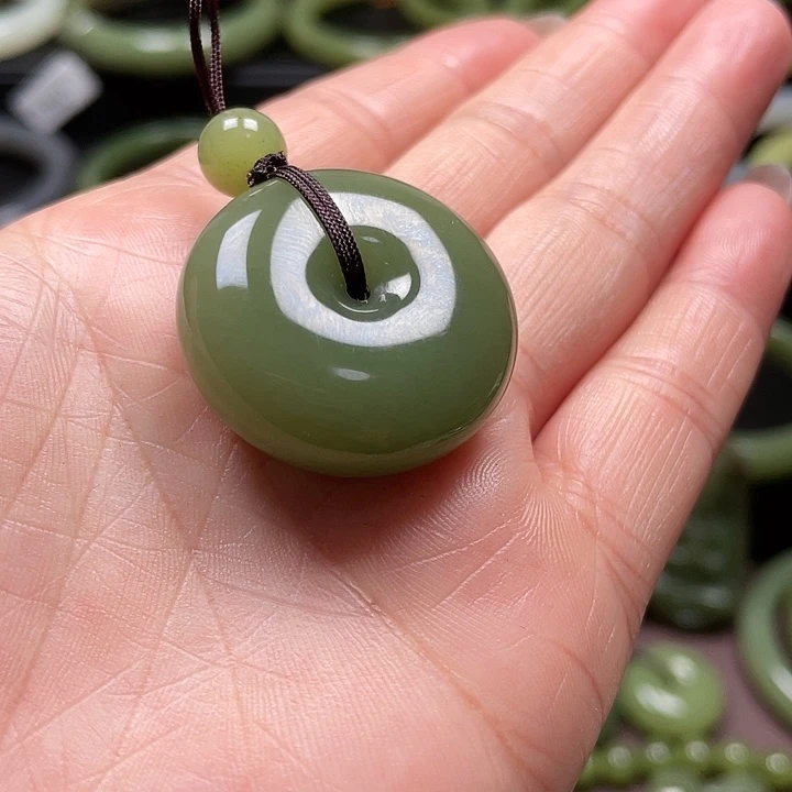 V***n和田玉未镶嵌颈饰