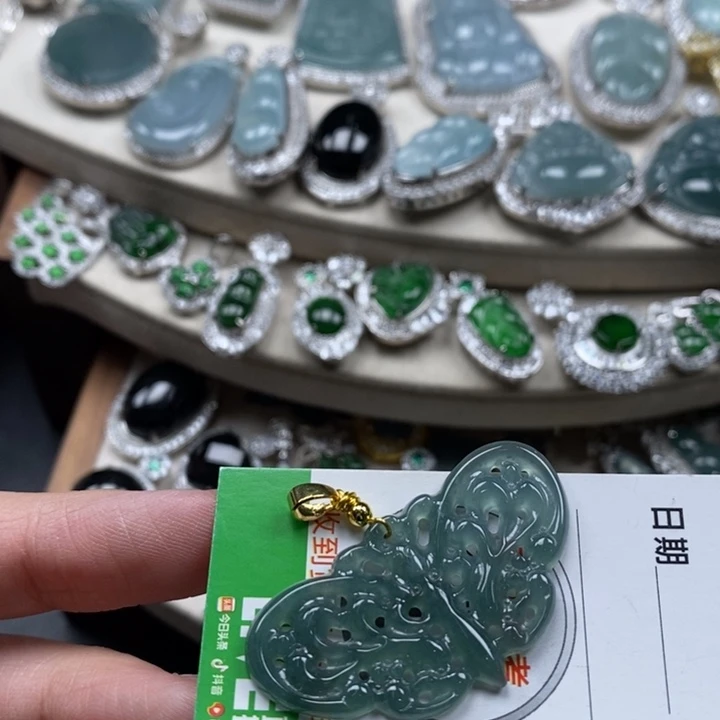 翡翠颈饰未镶嵌翡翠