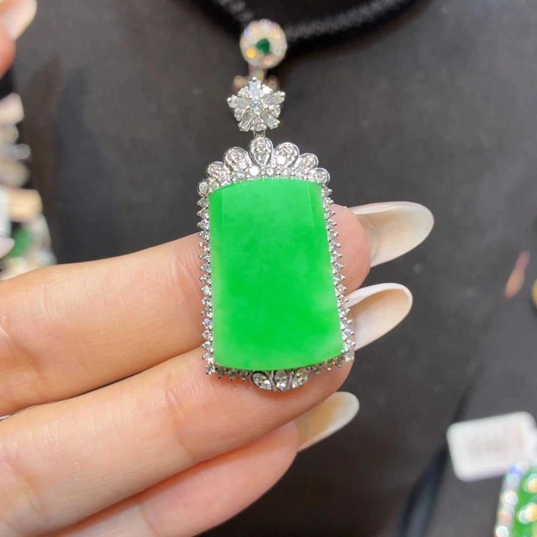 翡翠18K金镶嵌颈饰