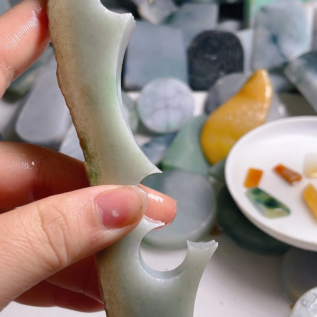 颈饰未镶嵌翡翠。