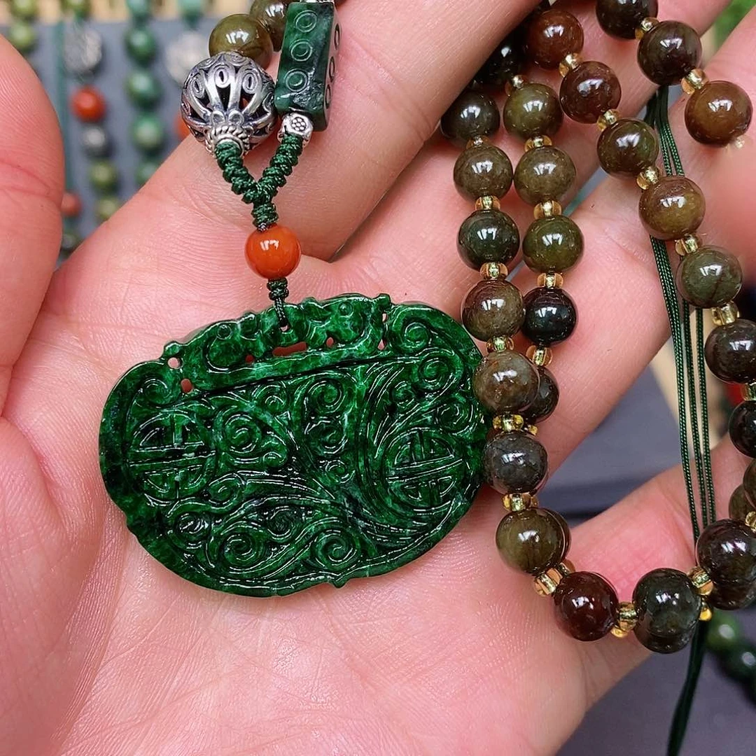 翡翠颈饰未镶嵌漂亮美眉