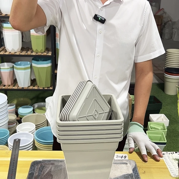 方形口16高18灰白带托5个