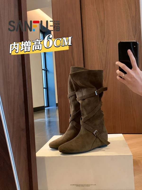 三福巨好看内增高尖头棕色长筒堆堆靴子女2025新款中筒西部高筒靴