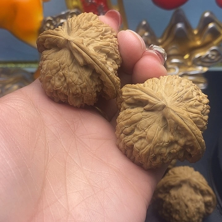 万***…文玩核桃吊坠白师子46