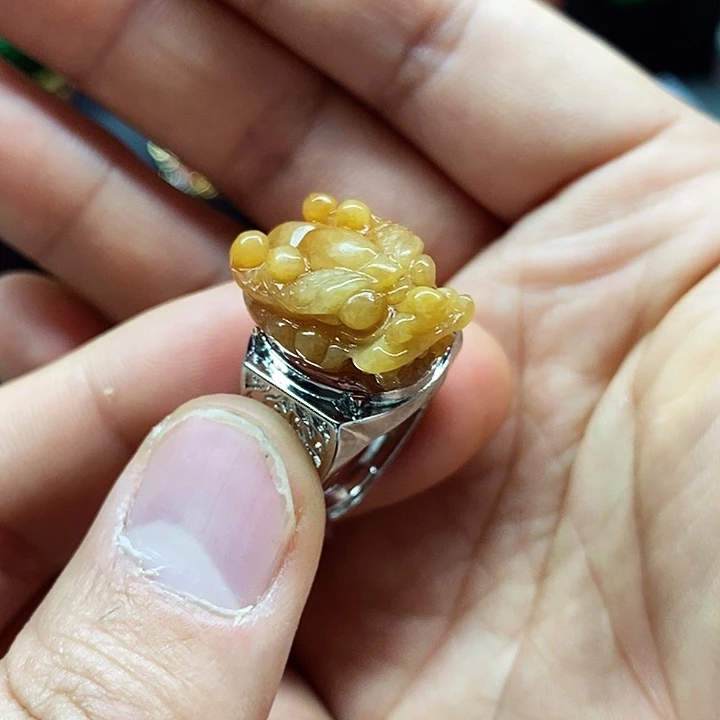 翡翠颈饰未镶嵌戒指