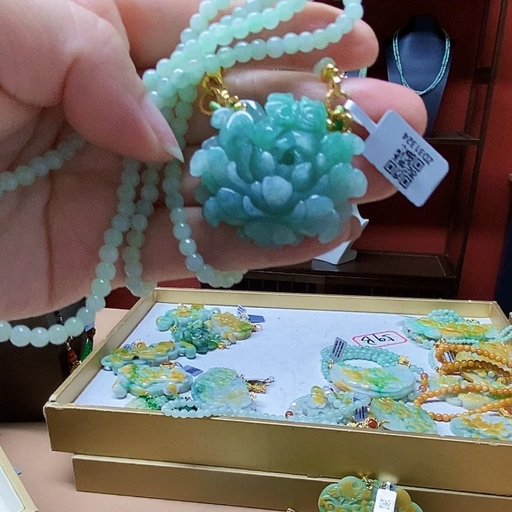 翡翠未镶嵌颈饰吊坠