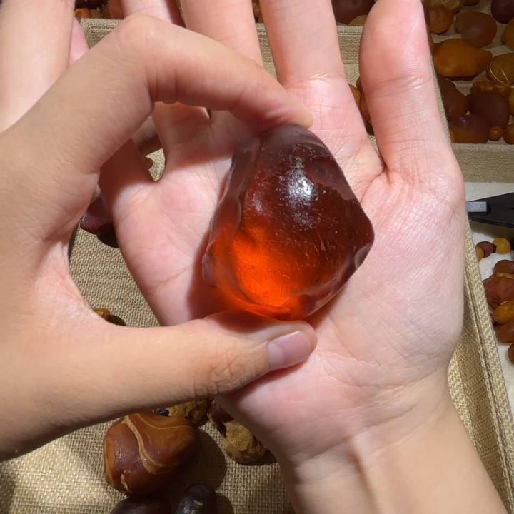 琥珀未镶嵌颈饰琥珀全皮吊坠