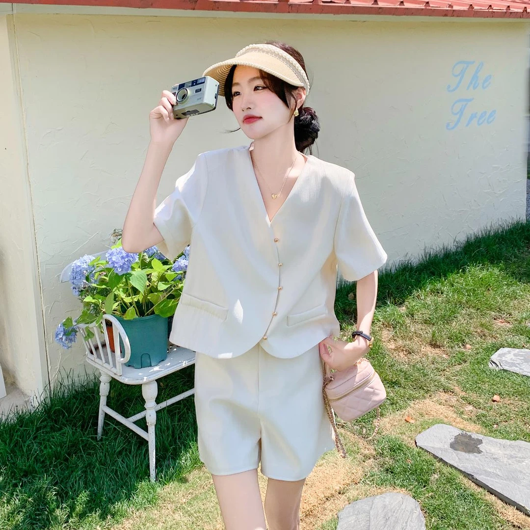 白色小个子时尚套装女夏2025新款法式休闲V领短袖上衣短裤两件套