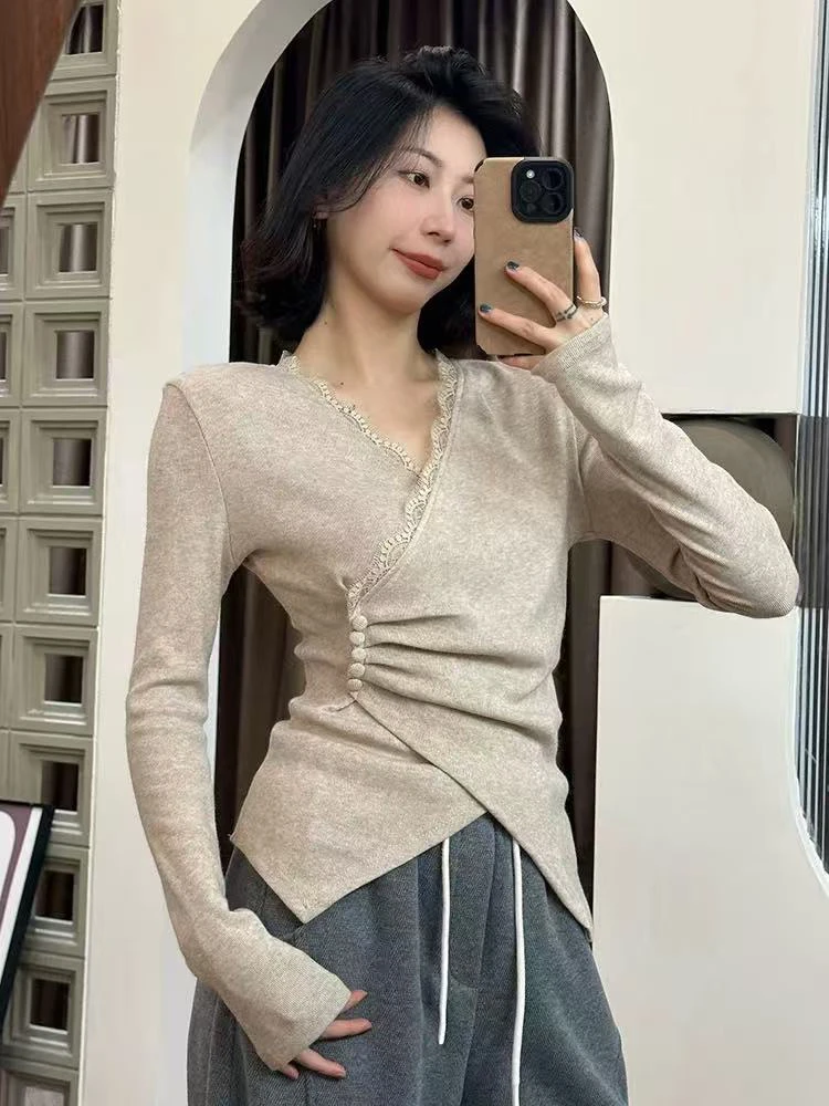 美美推荐 88179 不规则蕾丝边拼接V领长袖打底衫腰间褶皱